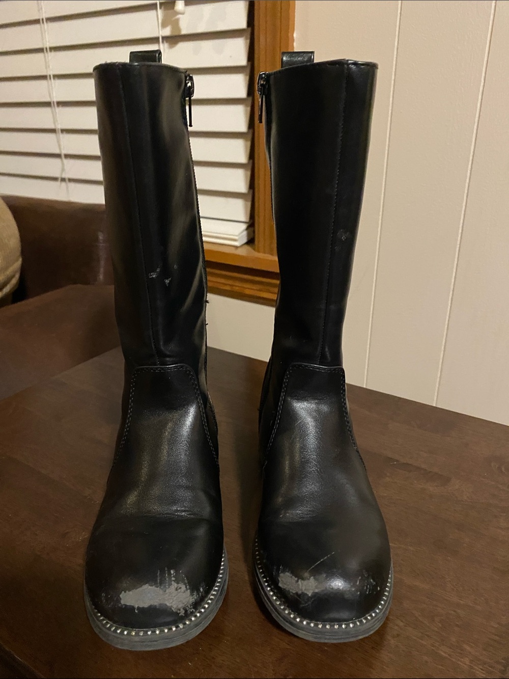 Girls boots size 1M